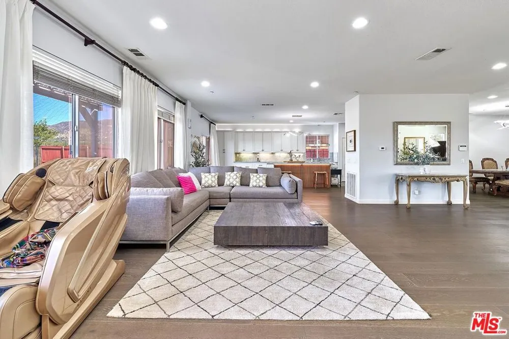 13033 Mesa Verde Way Los Angeles, CA 91342