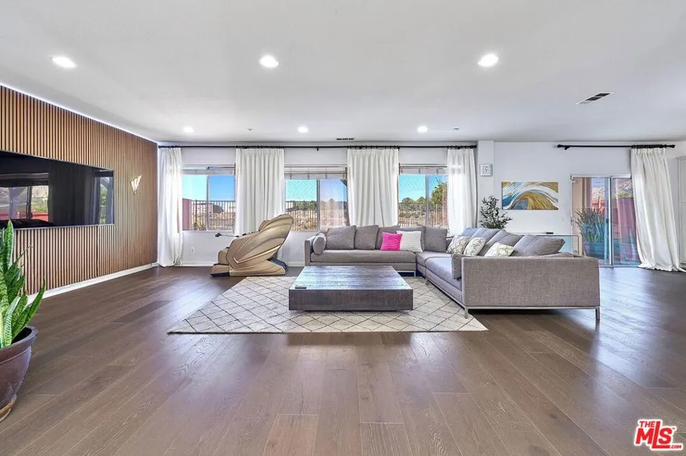13033 Mesa Verde Way Los Angeles, CA 91342