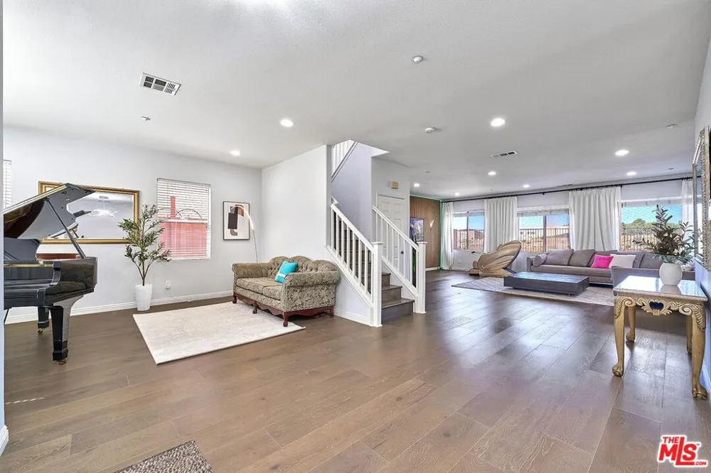 13033 Mesa Verde Way Los Angeles, CA 91342