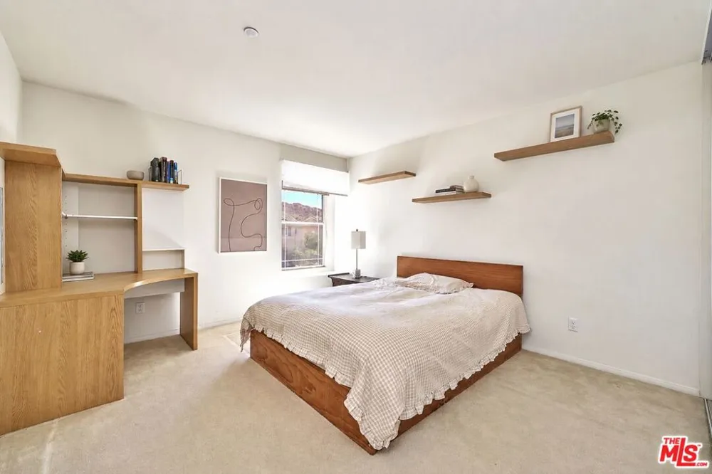 13033 Mesa Verde Way Los Angeles, CA 91342