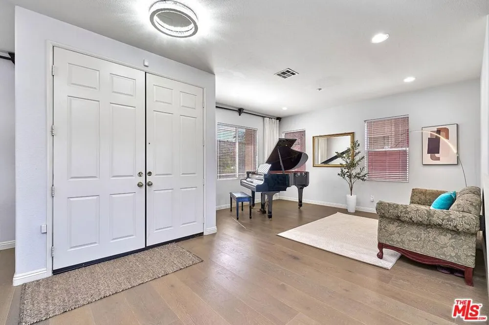 13033 Mesa Verde Way Los Angeles, CA 91342