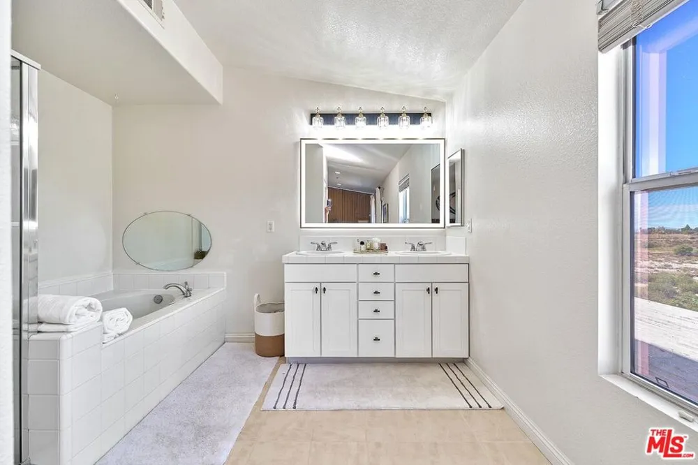 13033 Mesa Verde Way Los Angeles, CA 91342