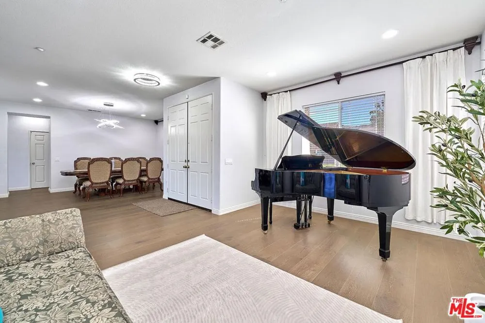13033 Mesa Verde Way Los Angeles, CA 91342