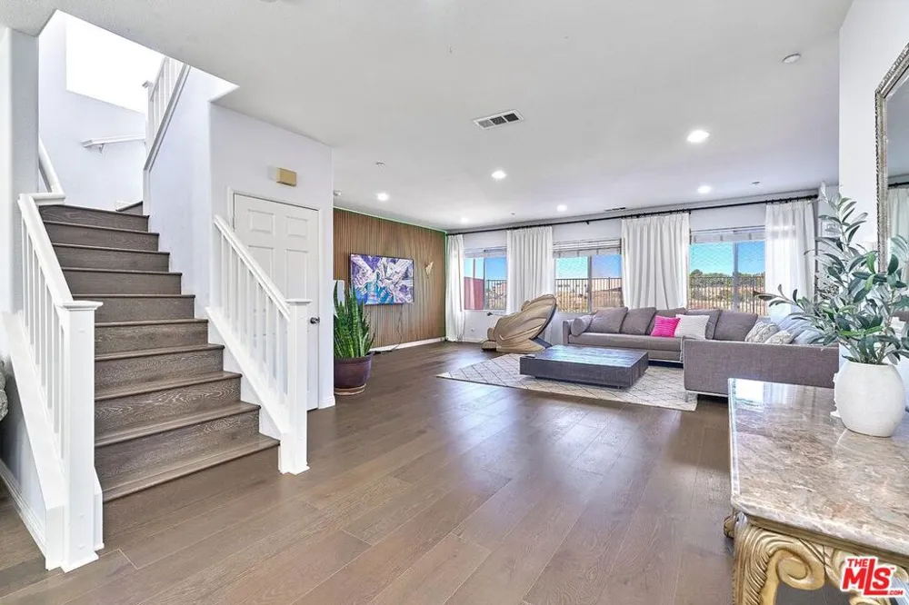 13033 Mesa Verde Way Los Angeles, CA 91342