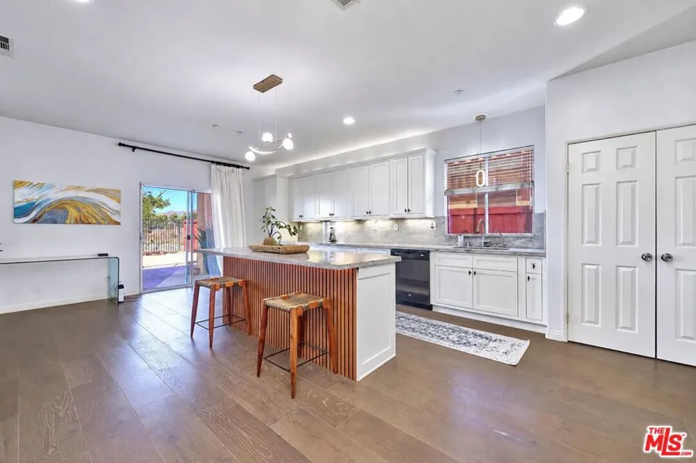 13033 Mesa Verde Way Los Angeles, CA 91342