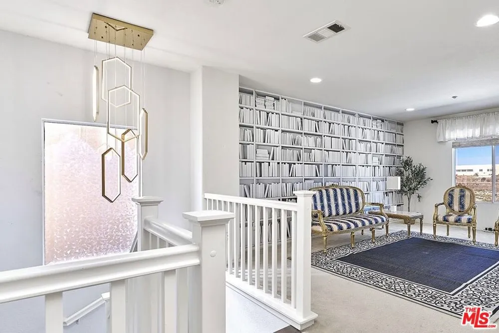 13033 Mesa Verde Way Los Angeles, CA 91342