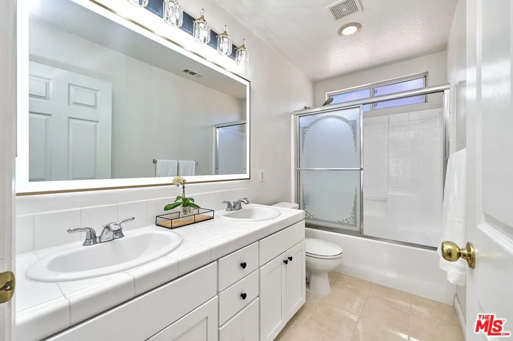 13033 Mesa Verde Way Los Angeles, CA 91342