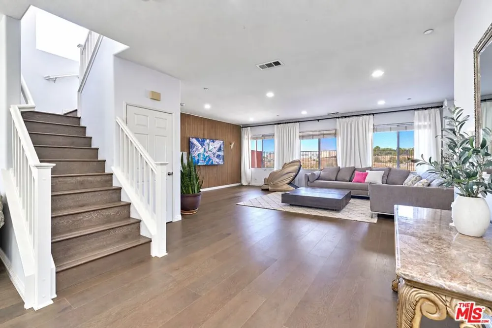13033 Mesa Verde Way Los Angeles, CA 91342