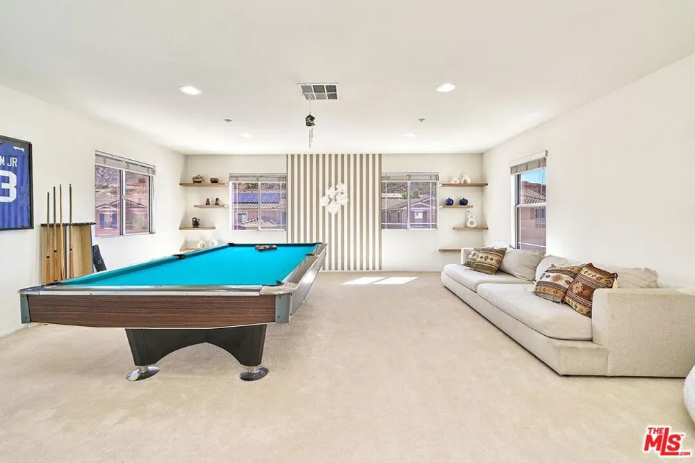 13033 Mesa Verde Way Los Angeles, CA 91342