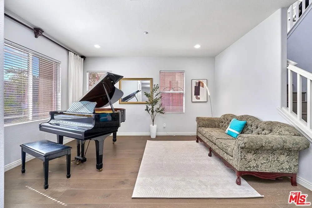 13033 Mesa Verde Way Los Angeles, CA 91342