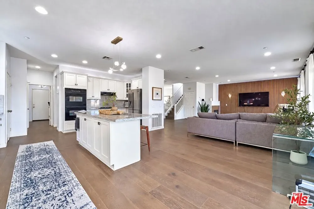 13033 Mesa Verde Way Los Angeles, CA 91342