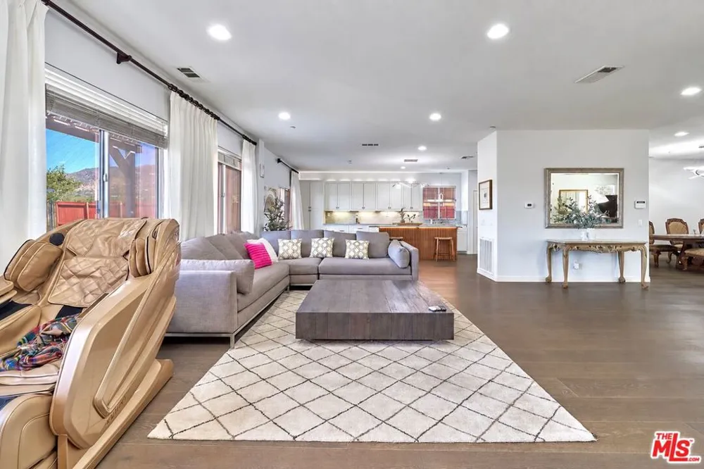 13033 Mesa Verde Way Los Angeles, CA 91342