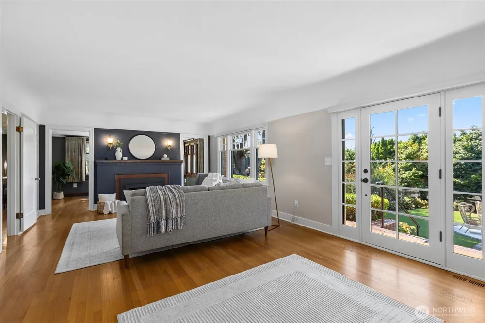 9819 Cherry Street Edmonds, WA 98020