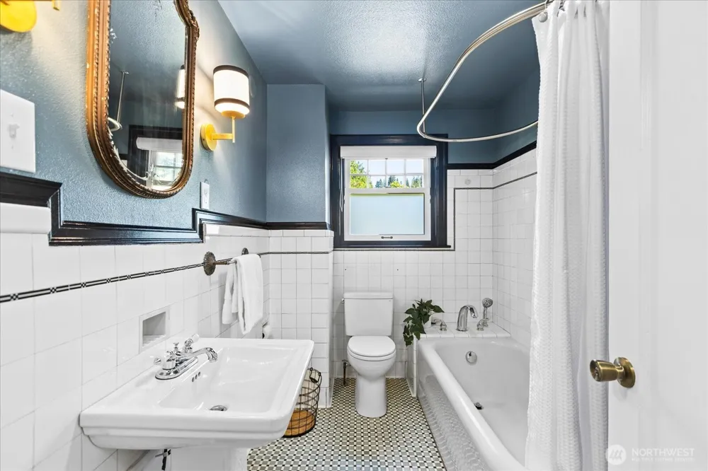9819 Cherry Street Edmonds, WA 98020