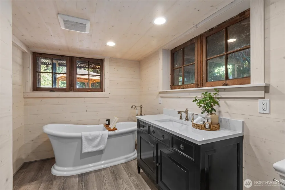 9819 Cherry Street Edmonds, WA 98020