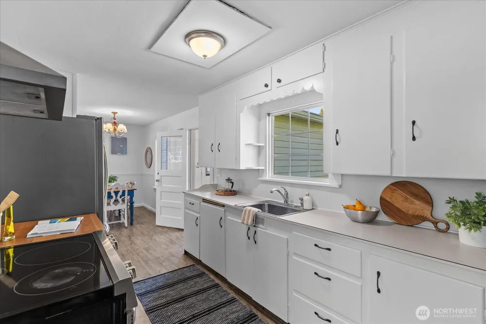 9819 Cherry Street Edmonds, WA 98020