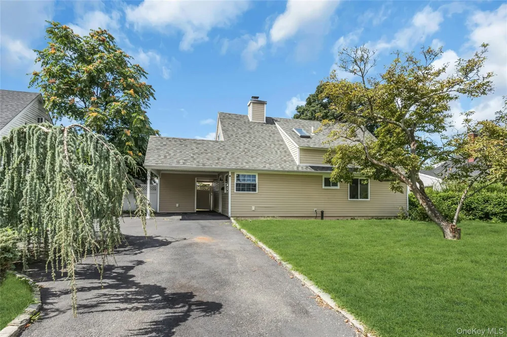 36 Atlas Lane Hicksville, NY 11801