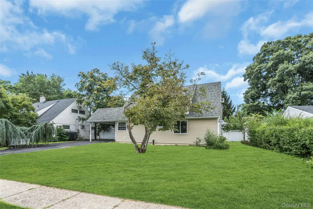 36 Atlas Lane Hicksville, NY 11801