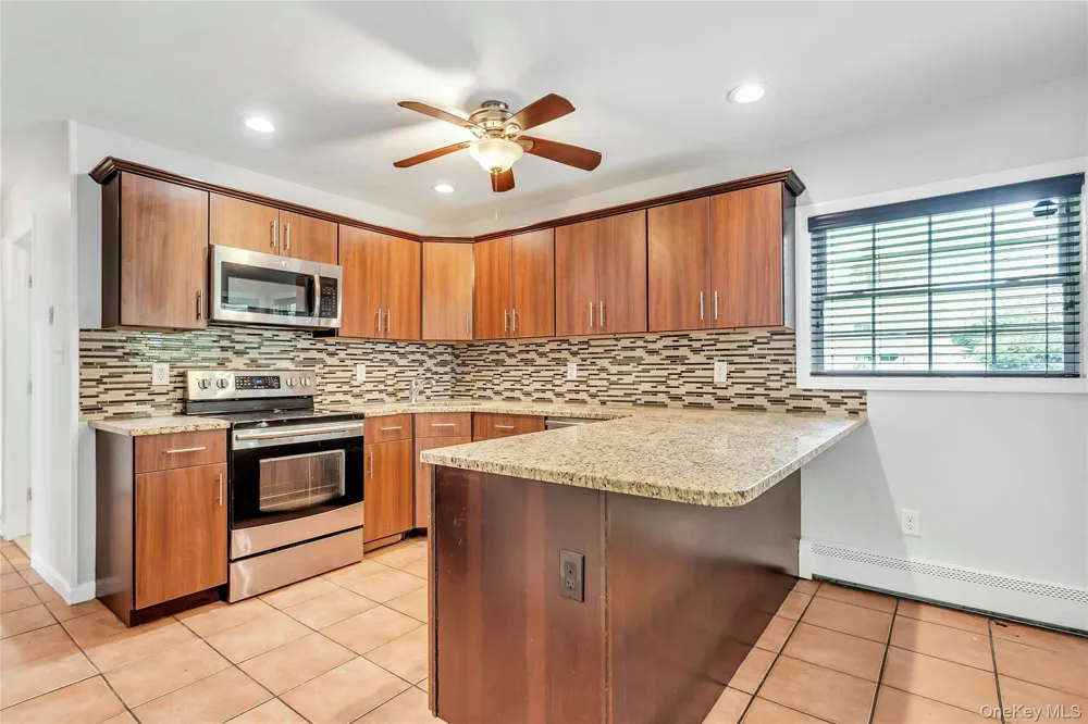 36 Atlas Lane Hicksville, NY 11801
