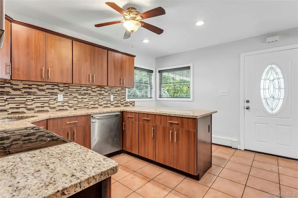 36 Atlas Lane Hicksville, NY 11801