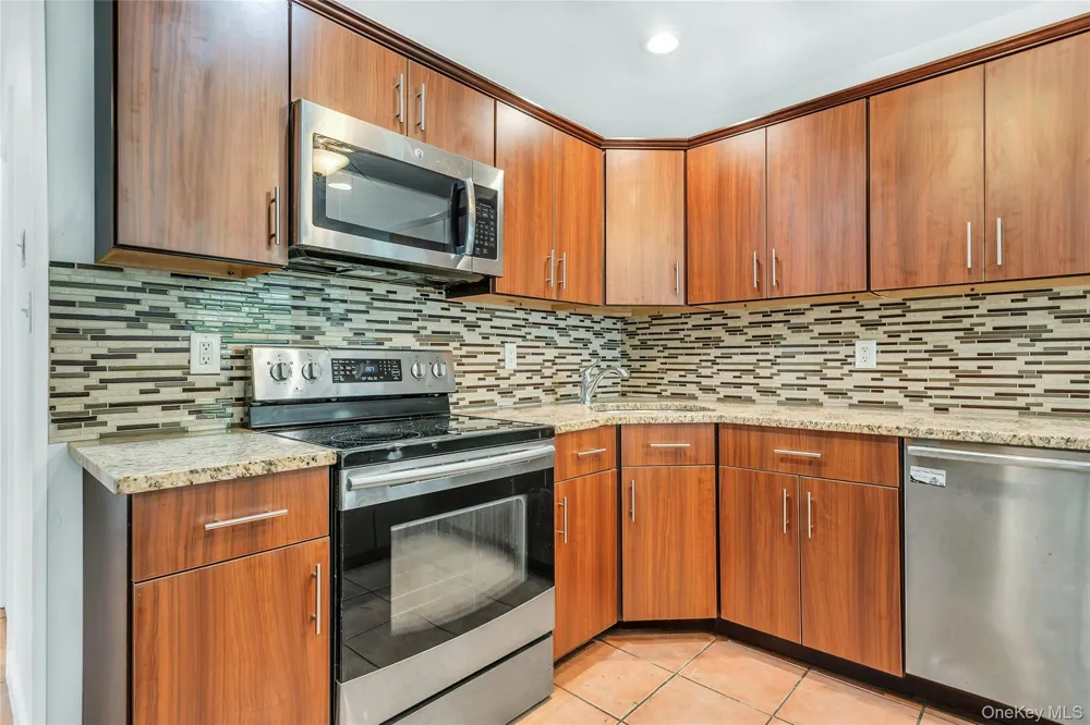 36 Atlas Lane Hicksville, NY 11801