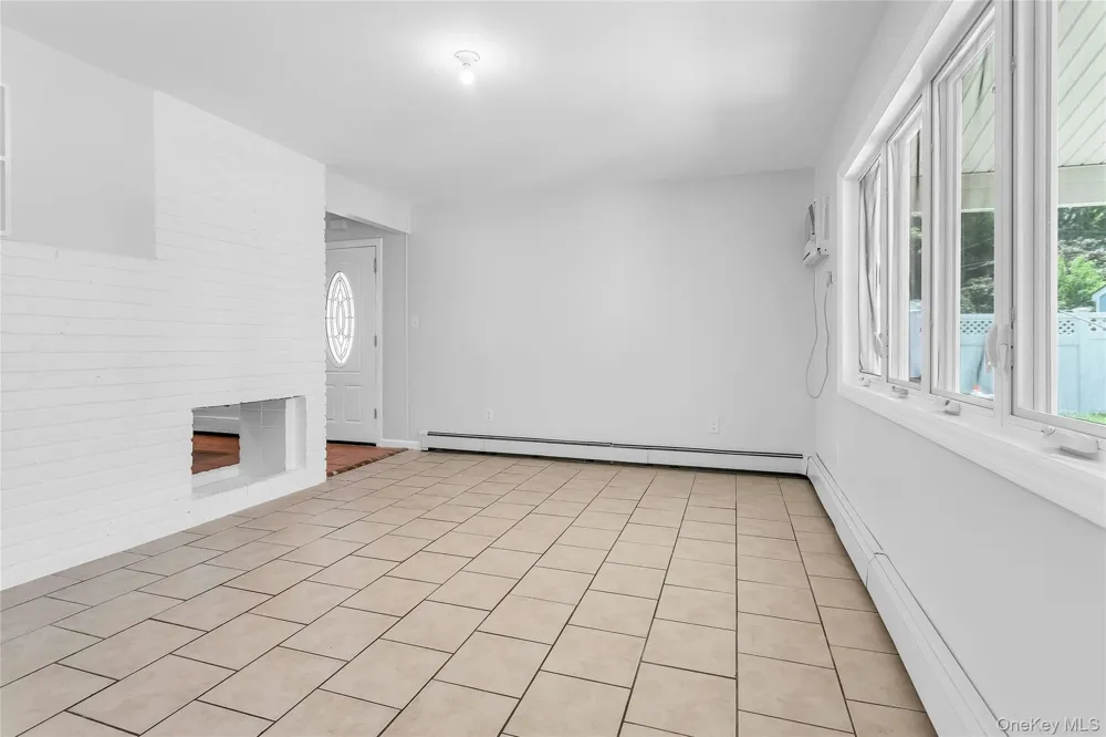 36 Atlas Lane Hicksville, NY 11801