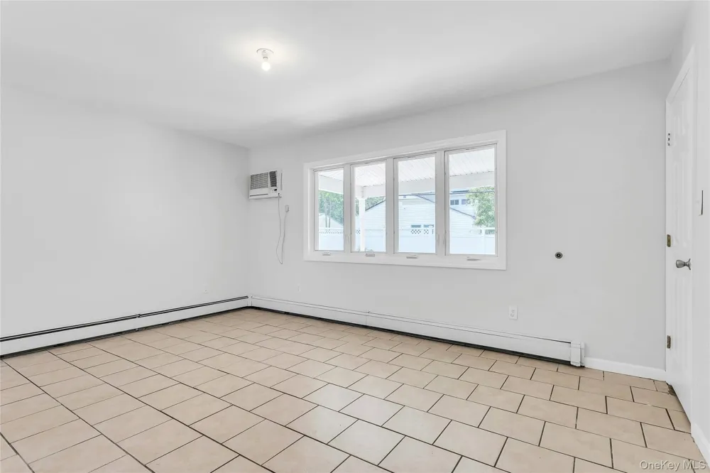 36 Atlas Lane Hicksville, NY 11801