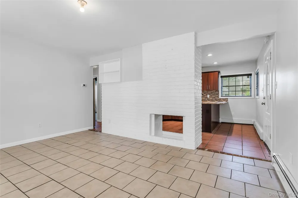 36 Atlas Lane Hicksville, NY 11801