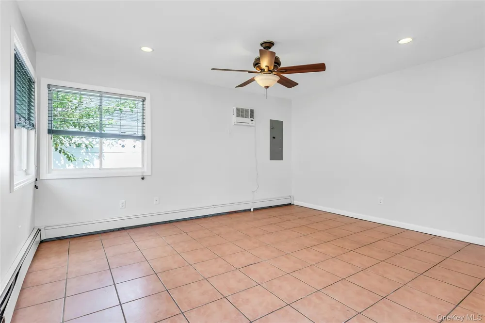 36 Atlas Lane Hicksville, NY 11801