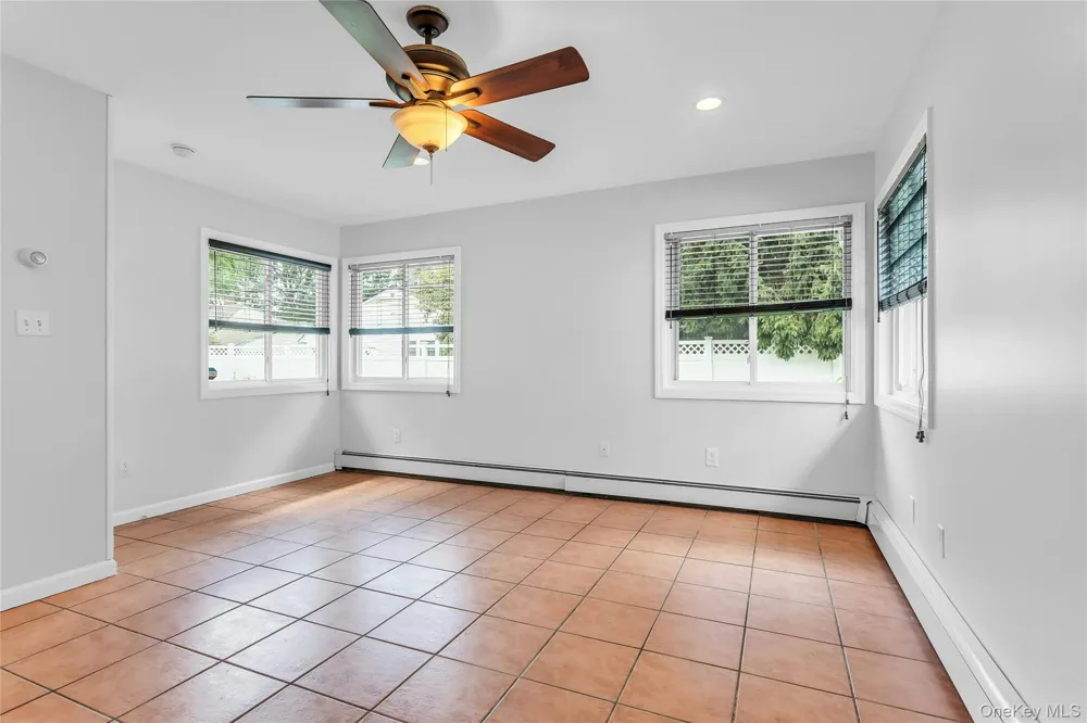 36 Atlas Lane Hicksville, NY 11801
