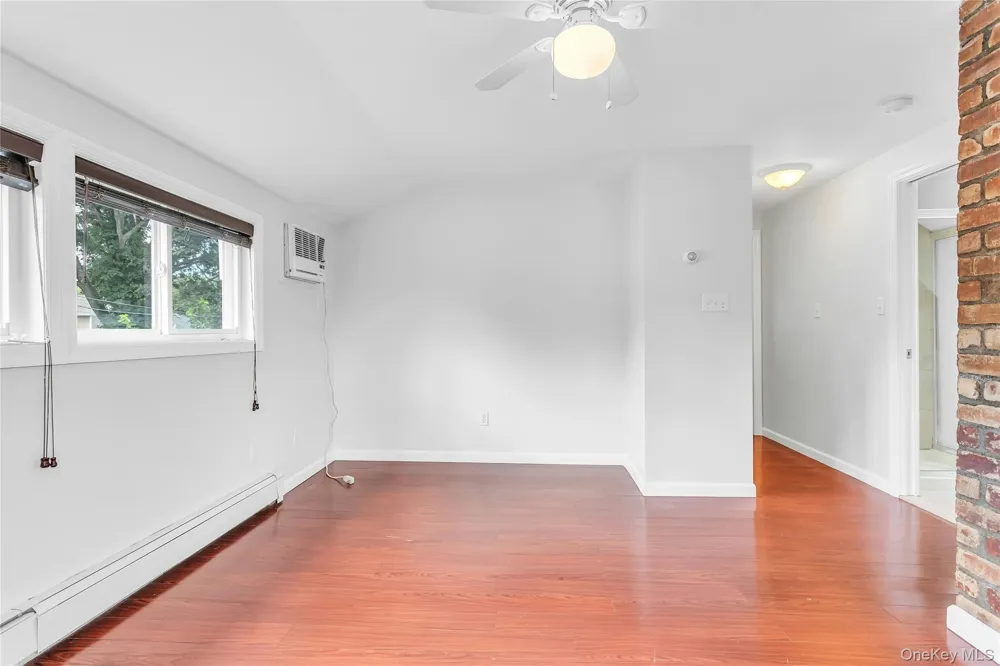36 Atlas Lane Hicksville, NY 11801