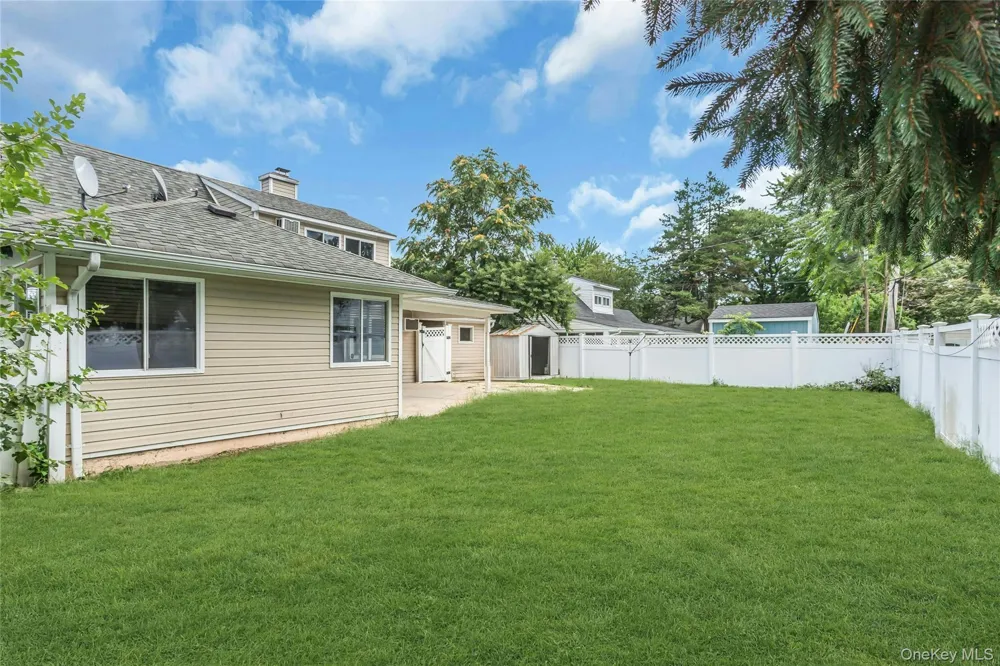 36 Atlas Lane Hicksville, NY 11801