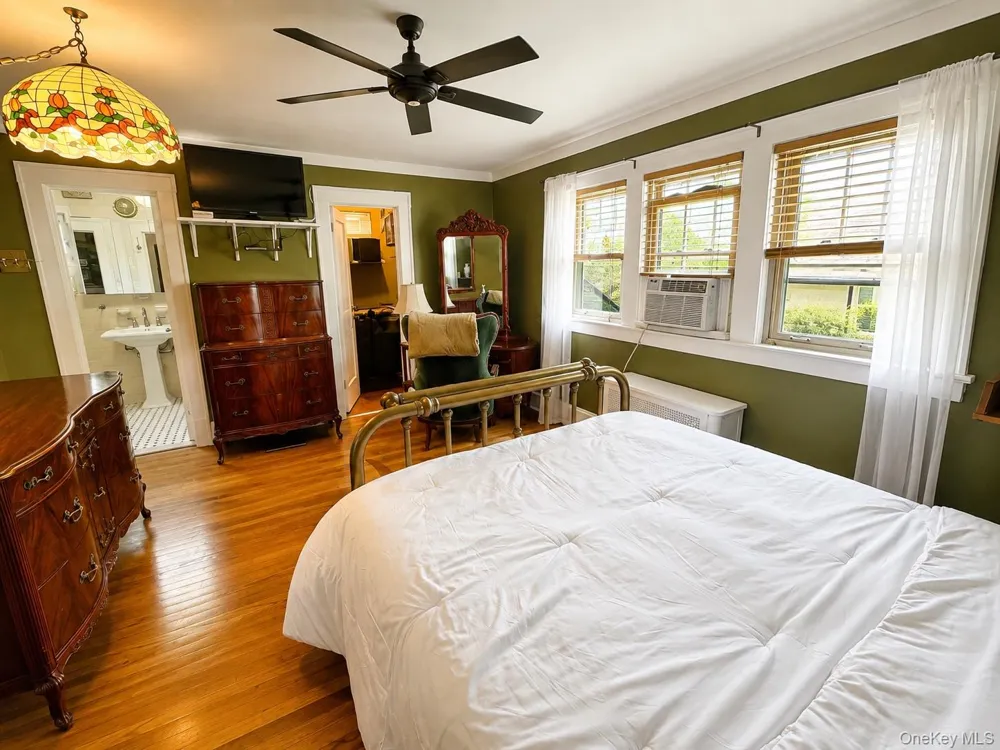 13810 Cronston Avenue Rockaway Park, NY 11694