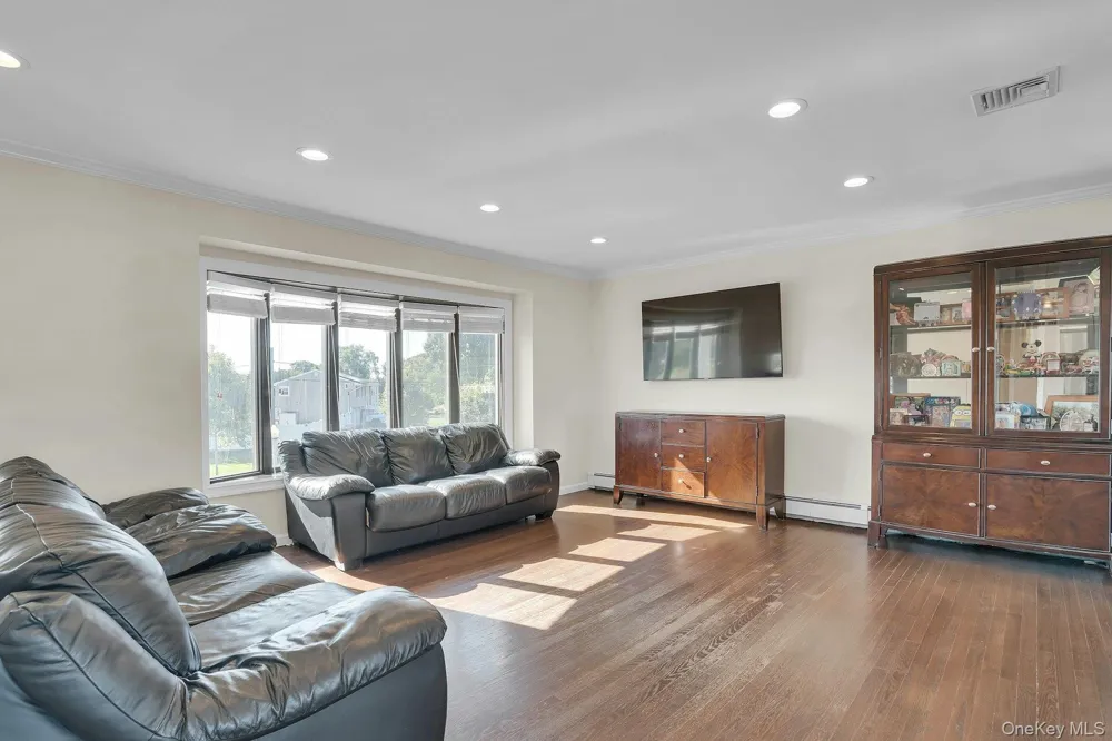 25 Heather Crescent Commack, NY 11725
