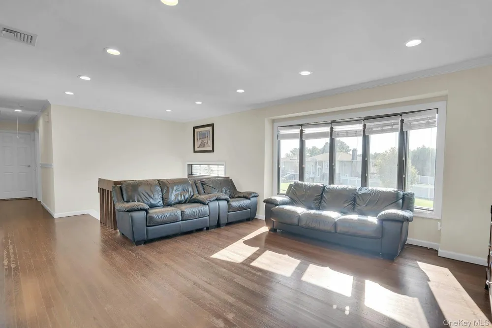 25 Heather Crescent Commack, NY 11725
