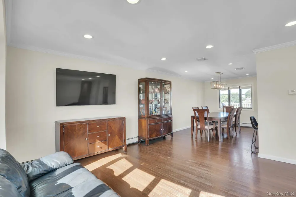 25 Heather Crescent Commack, NY 11725