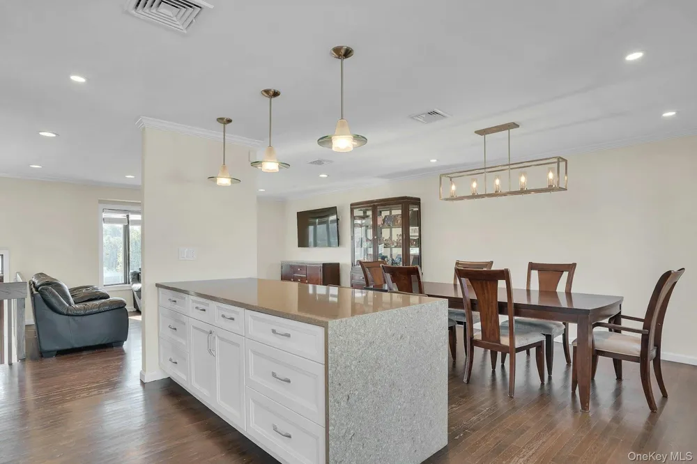 25 Heather Crescent Commack, NY 11725