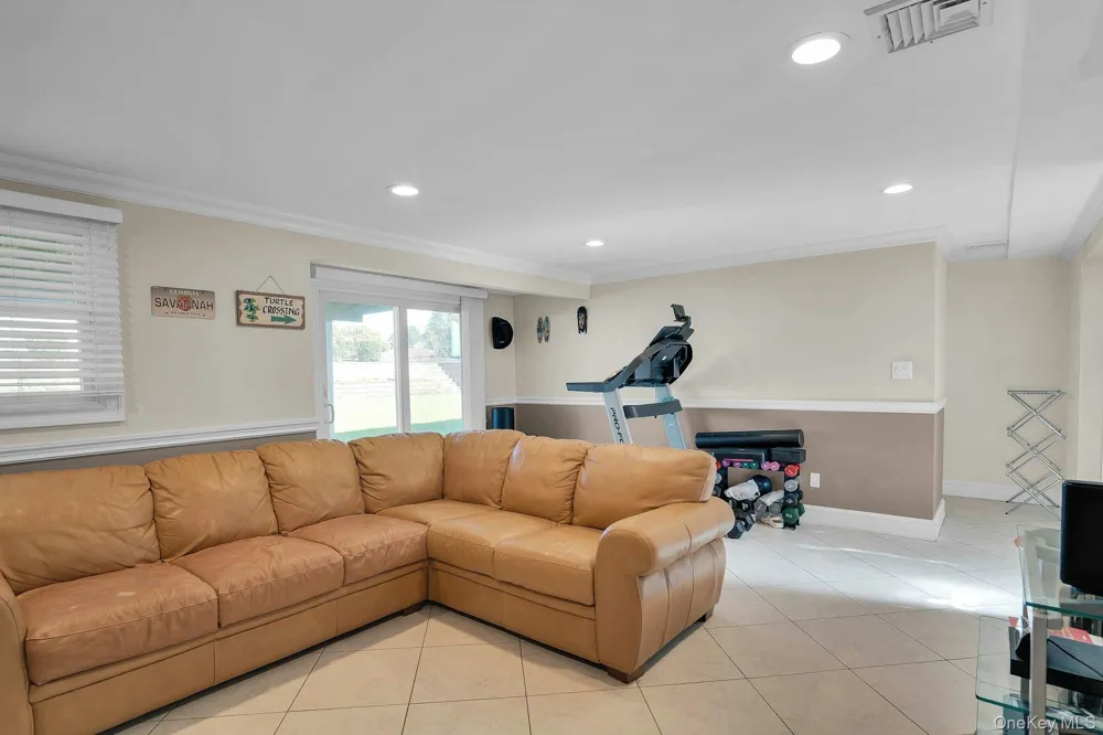 25 Heather Crescent Commack, NY 11725