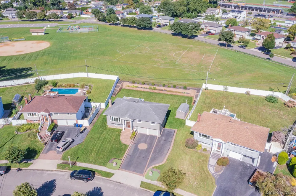 25 Heather Crescent Commack, NY 11725