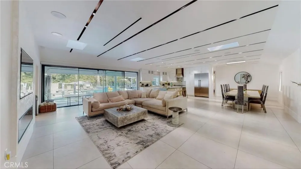 6945 Amestoy Los Angeles, CA 91406