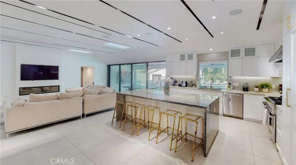 6945 Amestoy Los Angeles, CA 91406