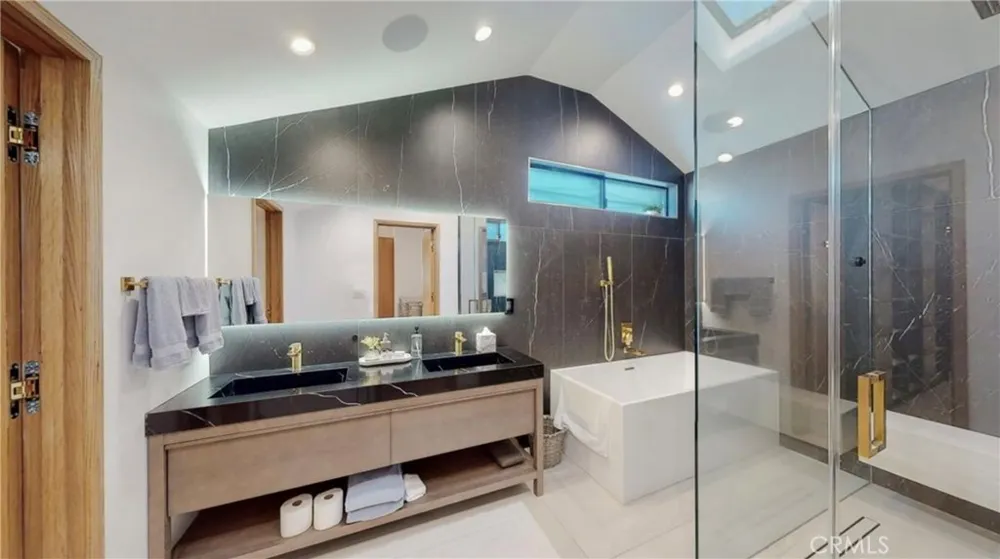 6945 Amestoy Los Angeles, CA 91406