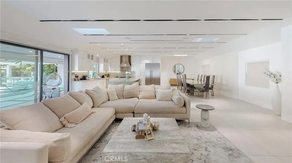 6945 Amestoy Los Angeles, CA 91406