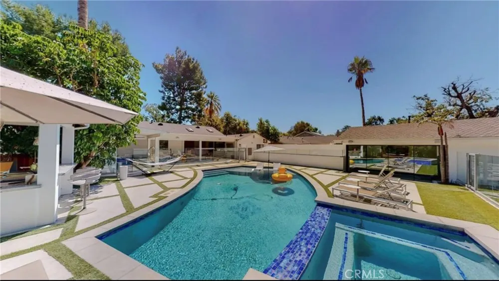 6945 Amestoy Los Angeles, CA 91406