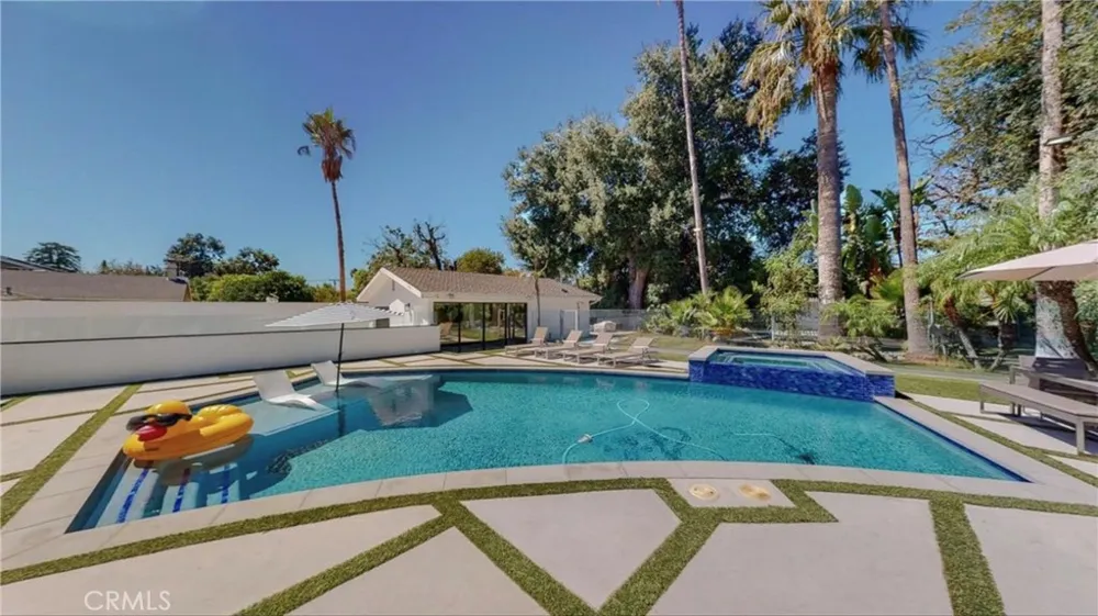 6945 Amestoy Los Angeles, CA 91406
