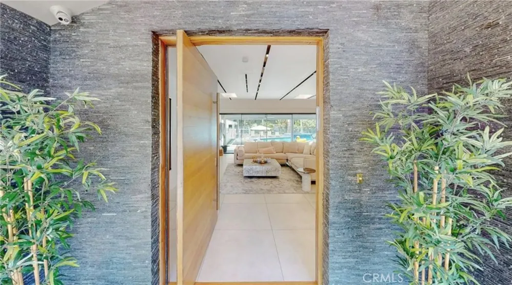 6945 Amestoy Los Angeles, CA 91406