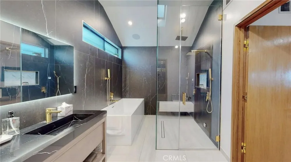 6945 Amestoy Los Angeles, CA 91406