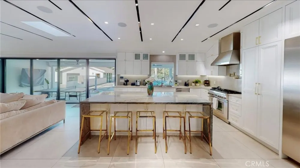 6945 Amestoy Los Angeles, CA 91406