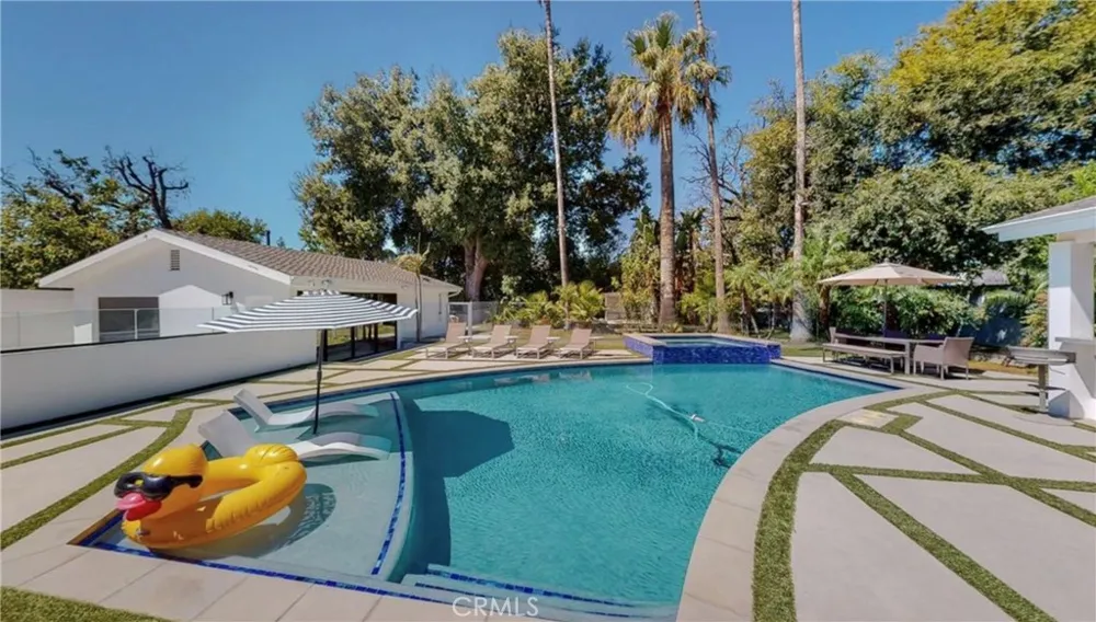 6945 Amestoy Los Angeles, CA 91406