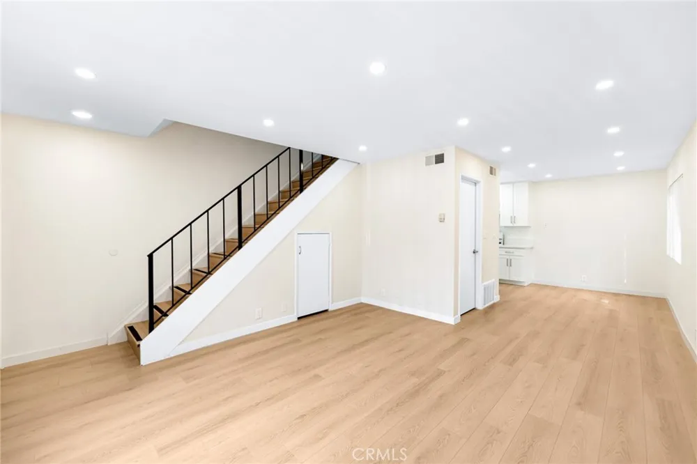 333 Riverdale Drive #14 Glendale, CA 91204